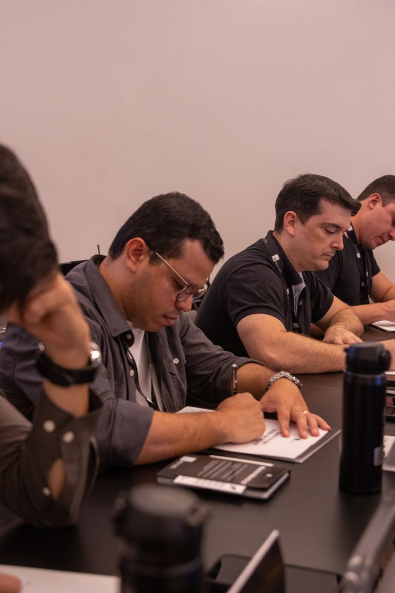Sócios idealizadores da Traus reunidos em mesa de trabalho